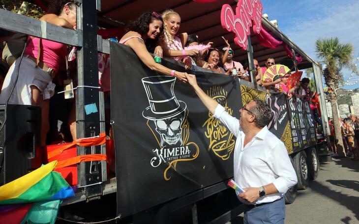 Cientos de personas festejan el Benidorm Pride con un multitudinario desfile 